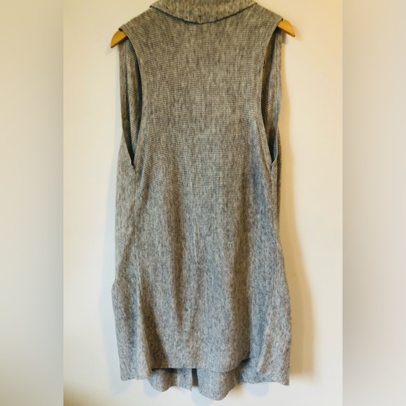 Grey vest with pockets - Picture 2 of 3